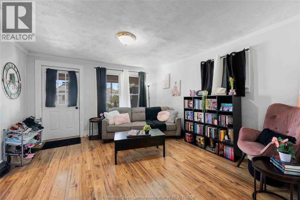 1839 St. Luke, Windsor, ON - Indoor Photo Showing Living Room