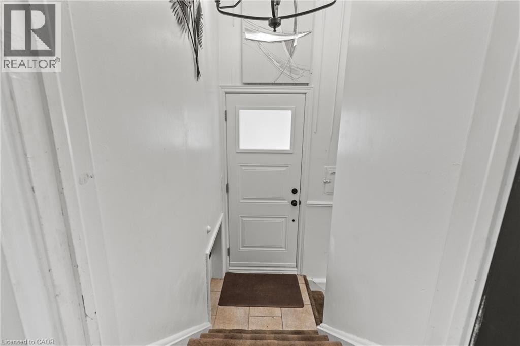 Side entrance - 96 Terrace Drive, Hamilton, ON - Indoor Photo Showing Other Room