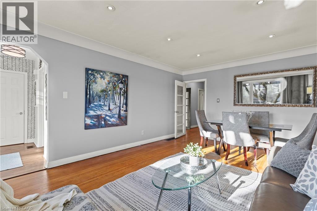 96 Terrace Drive, Hamilton, ON - Indoor Photo Showing Living Room