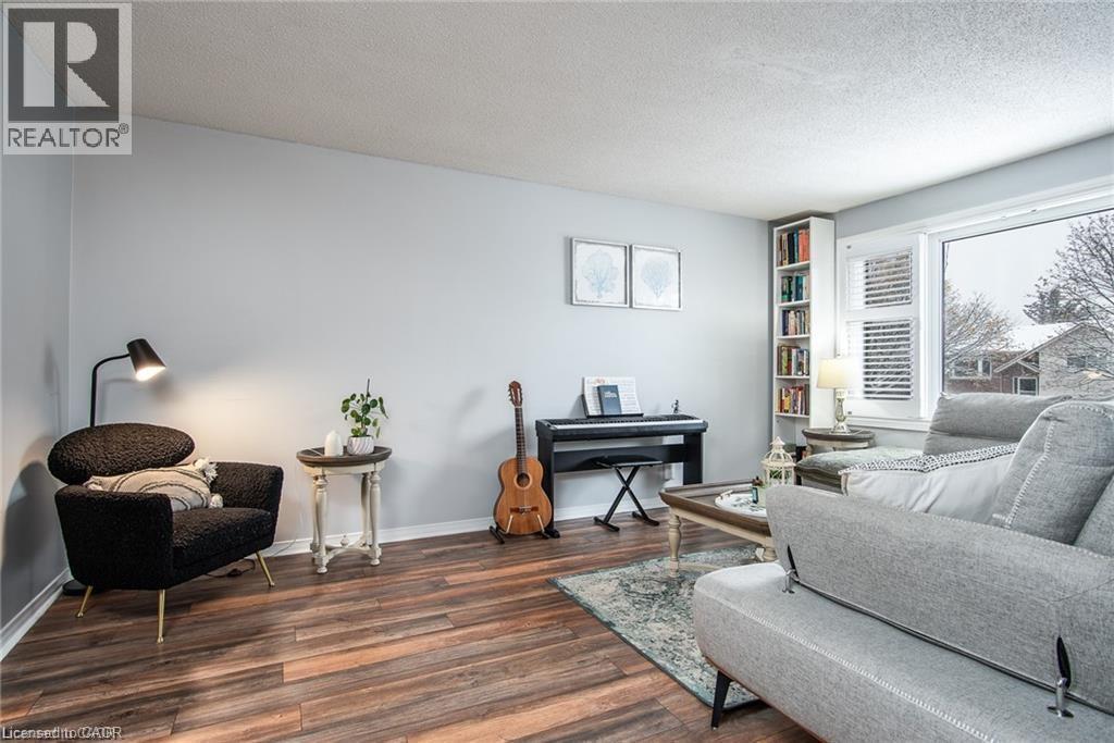 67 Pinemeadow Crescent, Waterloo, ON - Indoor Photo Showing Living Room