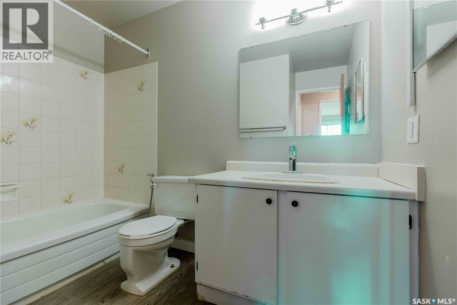 310 311 Tait Crescent, Saskatoon, SK - Indoor Photo Showing Bathroom