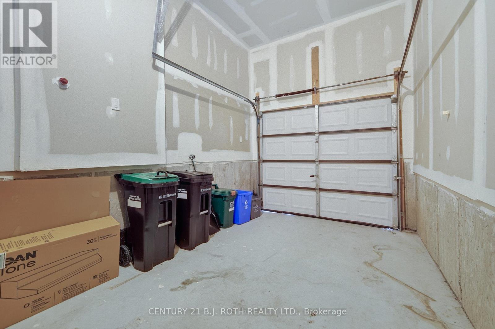 17 Bedford Estates Crescent, Barrie, ON - Indoor Photo Showing Garage