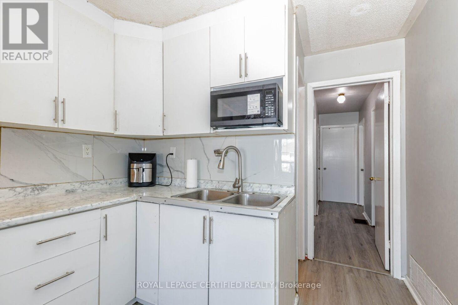 7256 Lancaster Avenue S, Mississauga, ON - Indoor Photo Showing Kitchen With Double Sink