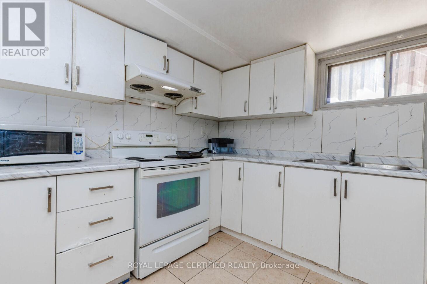 7256 Lancaster Avenue S, Mississauga, ON - Indoor Photo Showing Kitchen