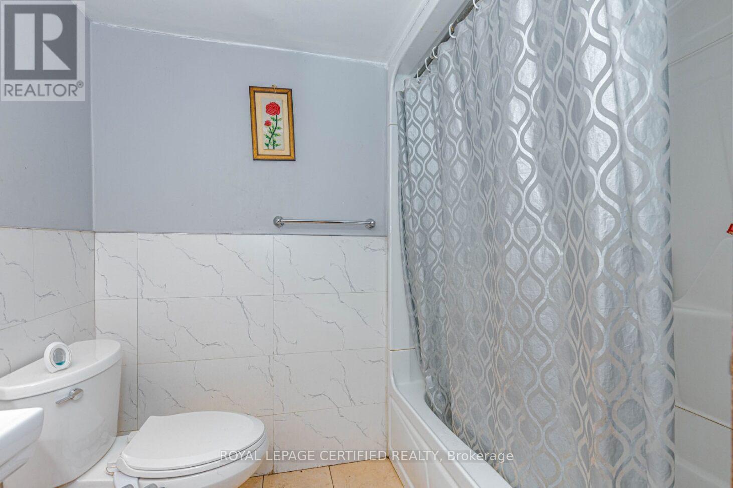 7256 Lancaster Avenue S, Mississauga, ON - Indoor Photo Showing Bathroom