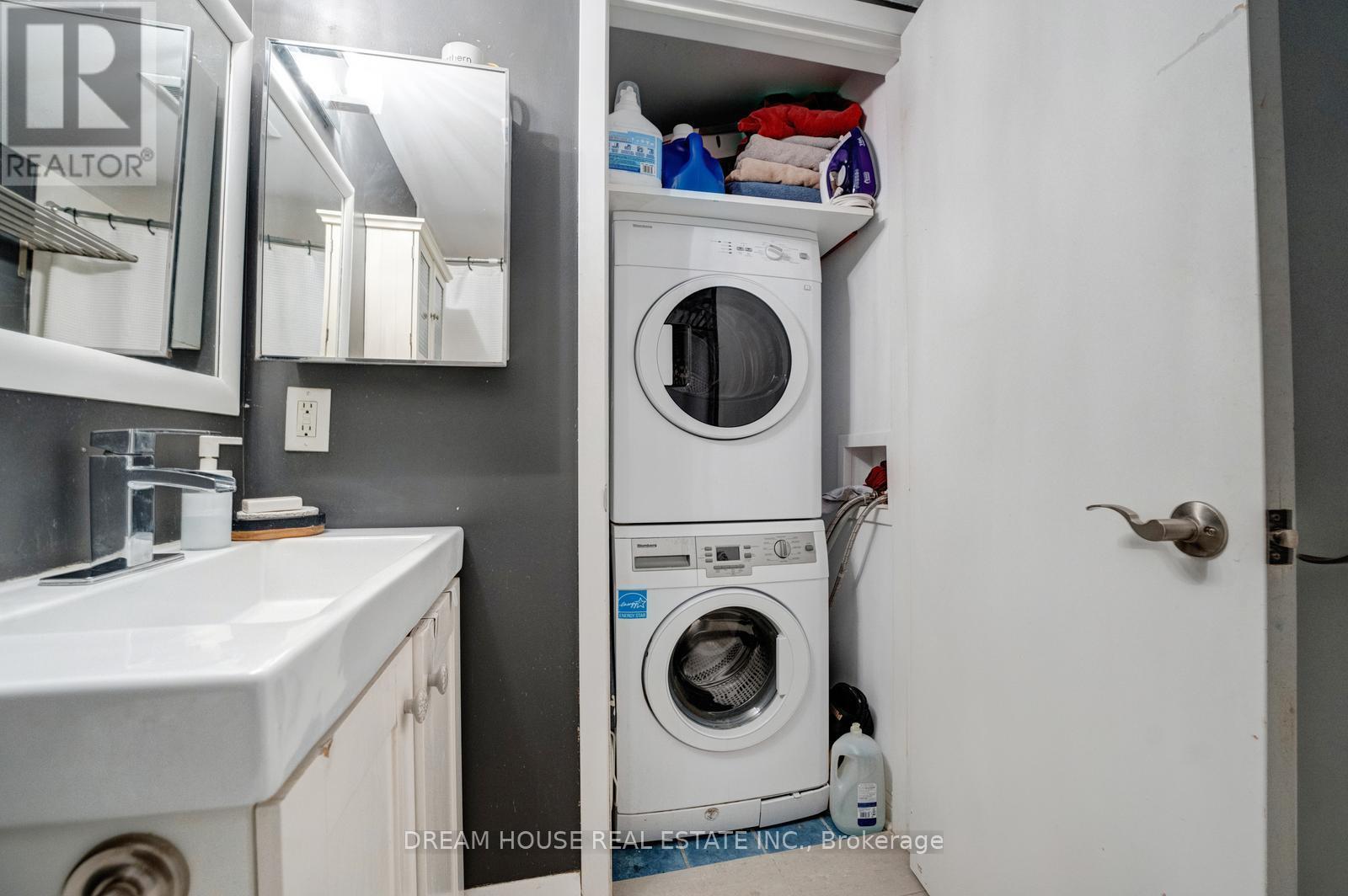 1008 - 5 Everson Drive, Toronto, ON - Indoor Photo Showing Laundry Room