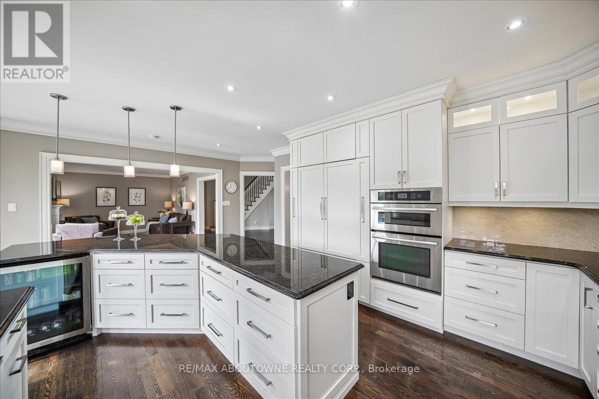 1494 The Links Drive, Oakville, ON - Indoor Photo Showing Kitchen With Upgraded Kitchen