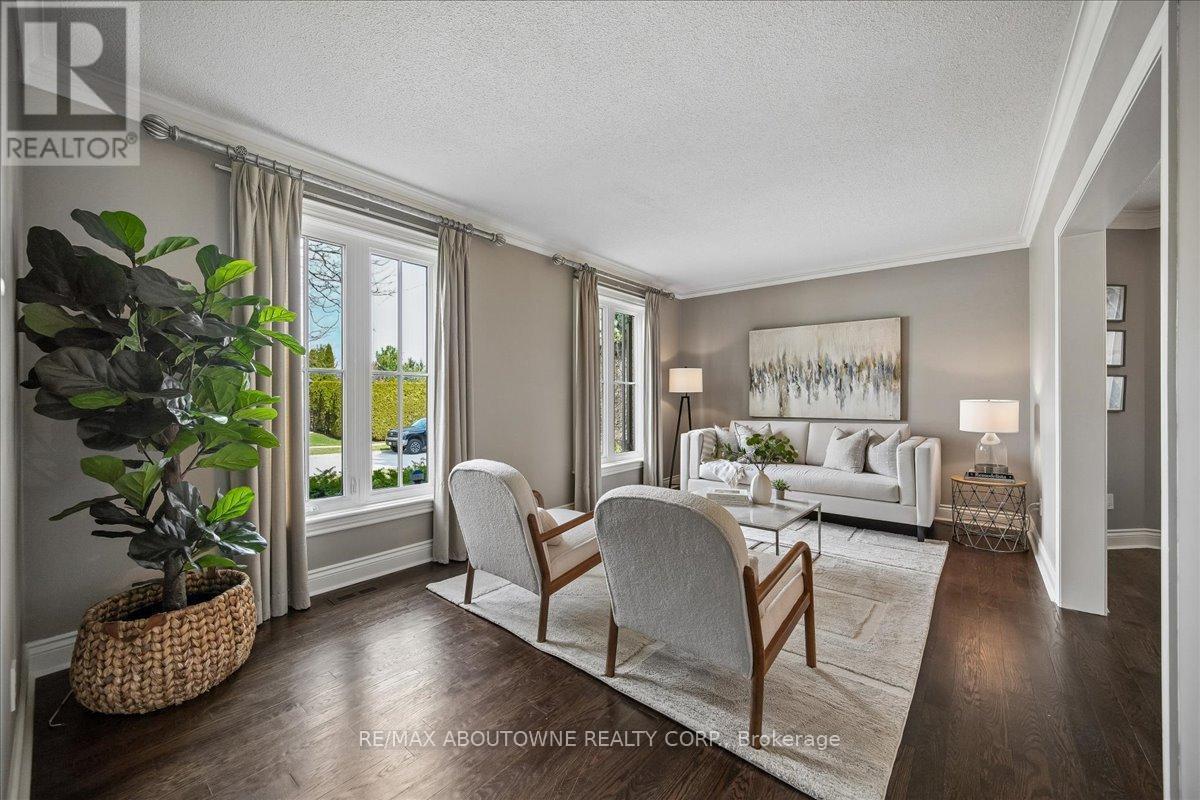1494 The Links Drive, Oakville, ON - Indoor Photo Showing Living Room