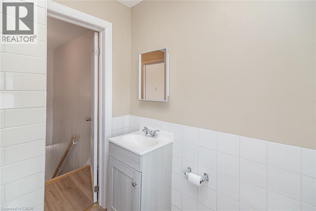 60 Keith Street, Hamilton, ON - Indoor Photo Showing Bathroom