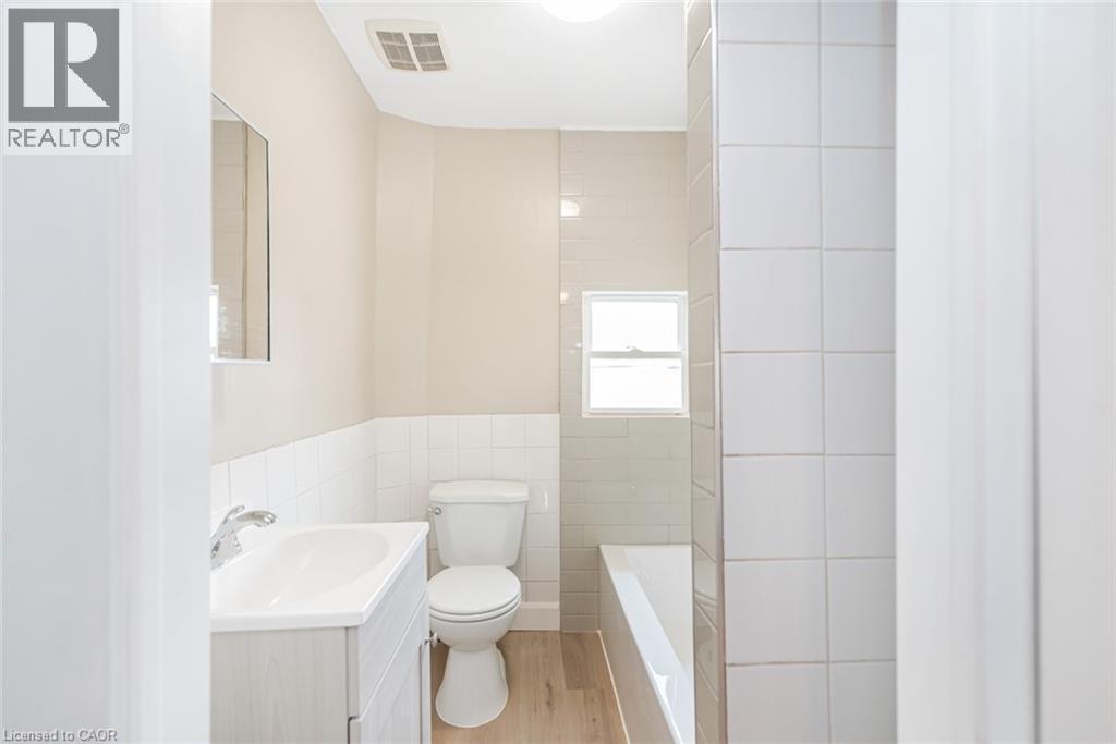 60 Keith Street, Hamilton, ON - Indoor Photo Showing Bathroom