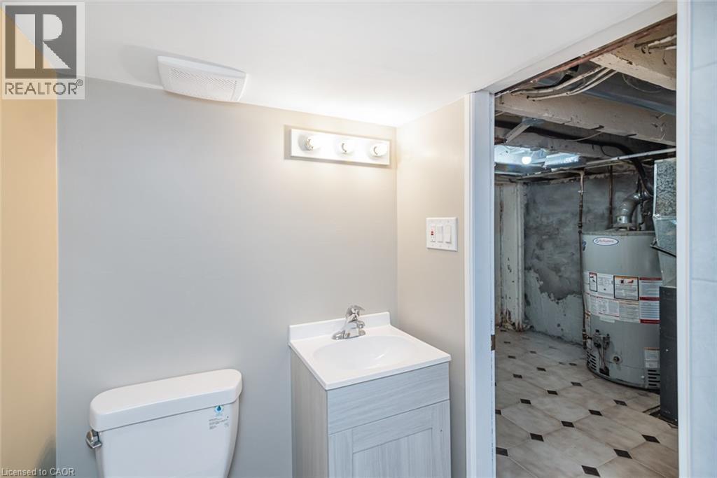 60 Keith Street, Hamilton, ON - Indoor Photo Showing Bathroom