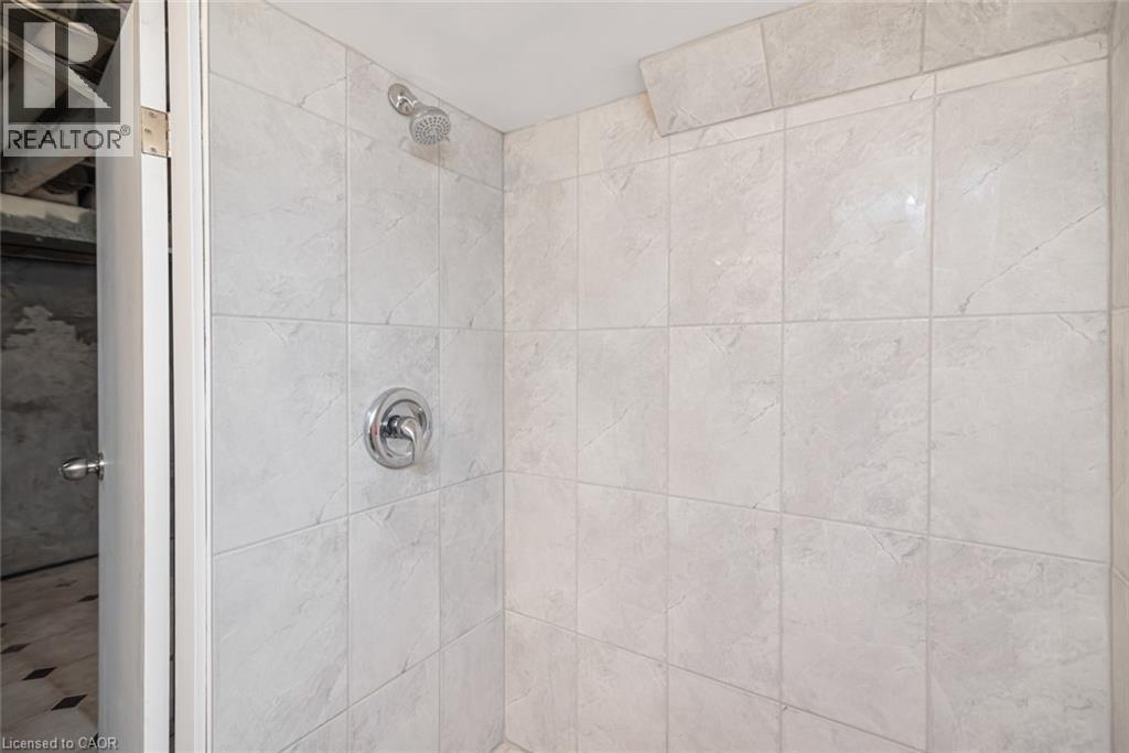 60 Keith Street, Hamilton, ON - Indoor Photo Showing Bathroom
