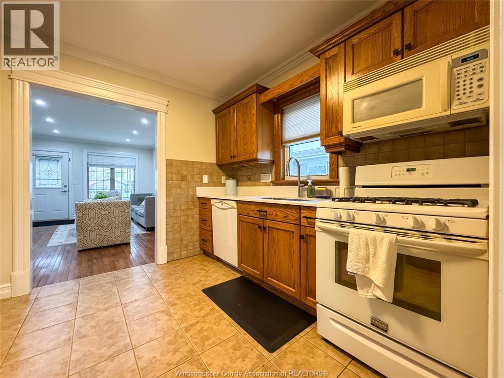 2579 Lloyd George, Windsor, ON - Indoor Photo Showing Kitchen