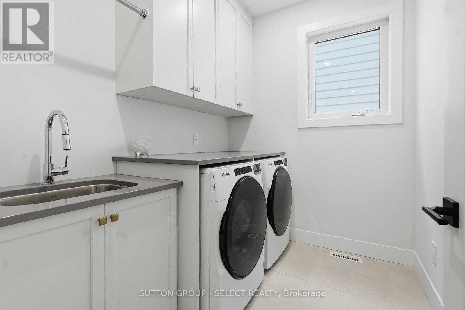 1886 Fountain Grass Drive, London South (South B), ON - Indoor Photo Showing Laundry Room