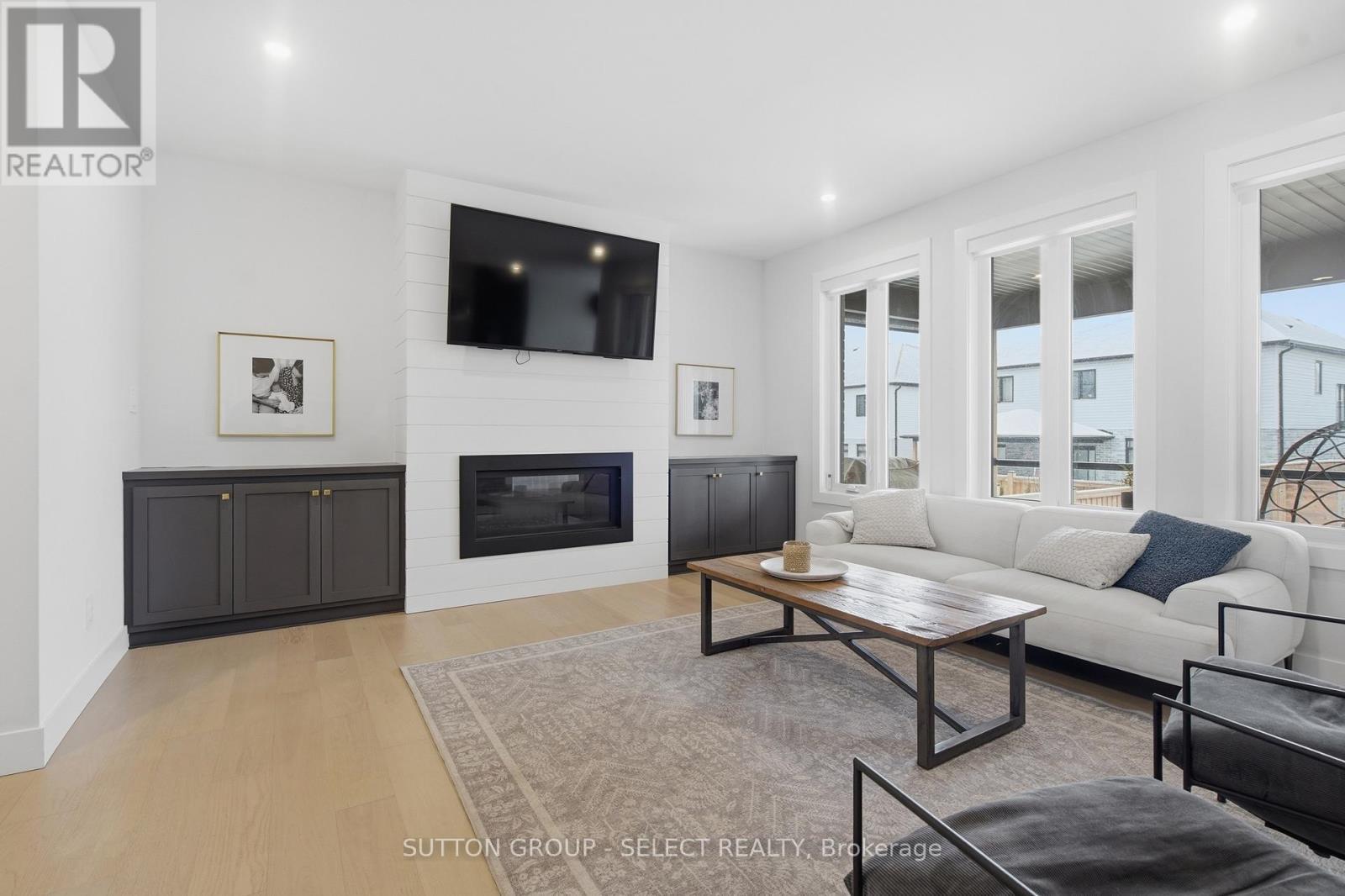 1886 Fountain Grass Drive, London South (South B), ON - Indoor Photo Showing Living Room With Fireplace