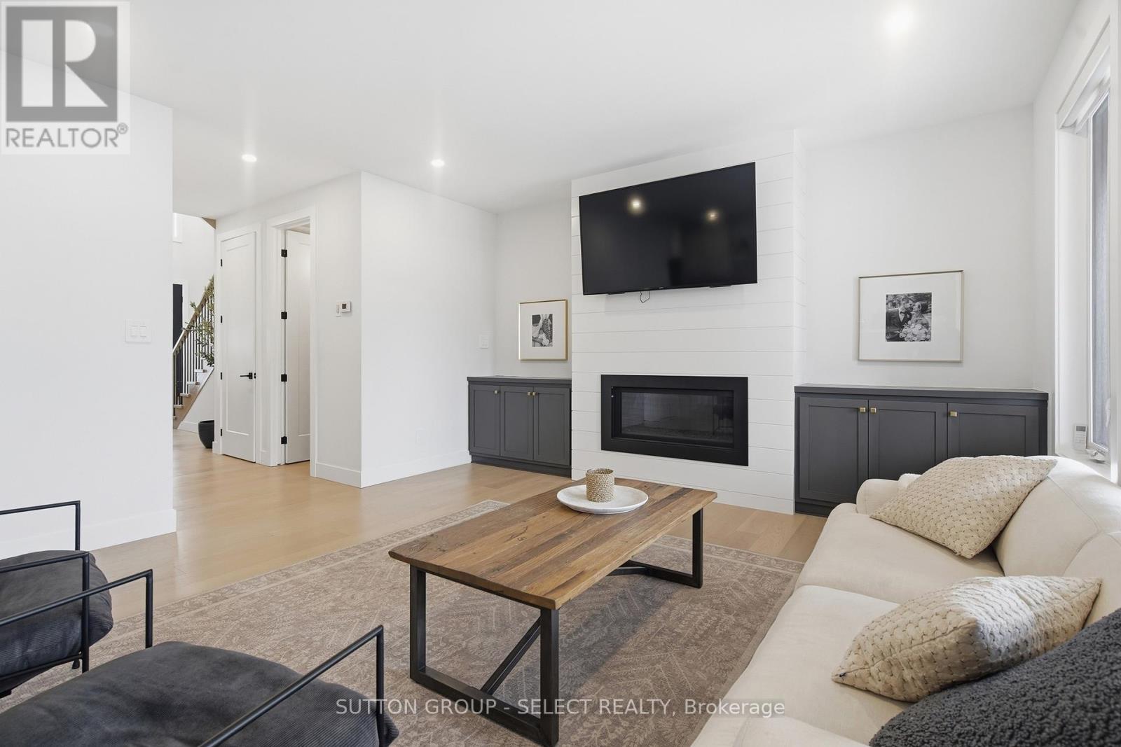 1886 Fountain Grass Drive, London South (South B), ON - Indoor Photo Showing Living Room With Fireplace
