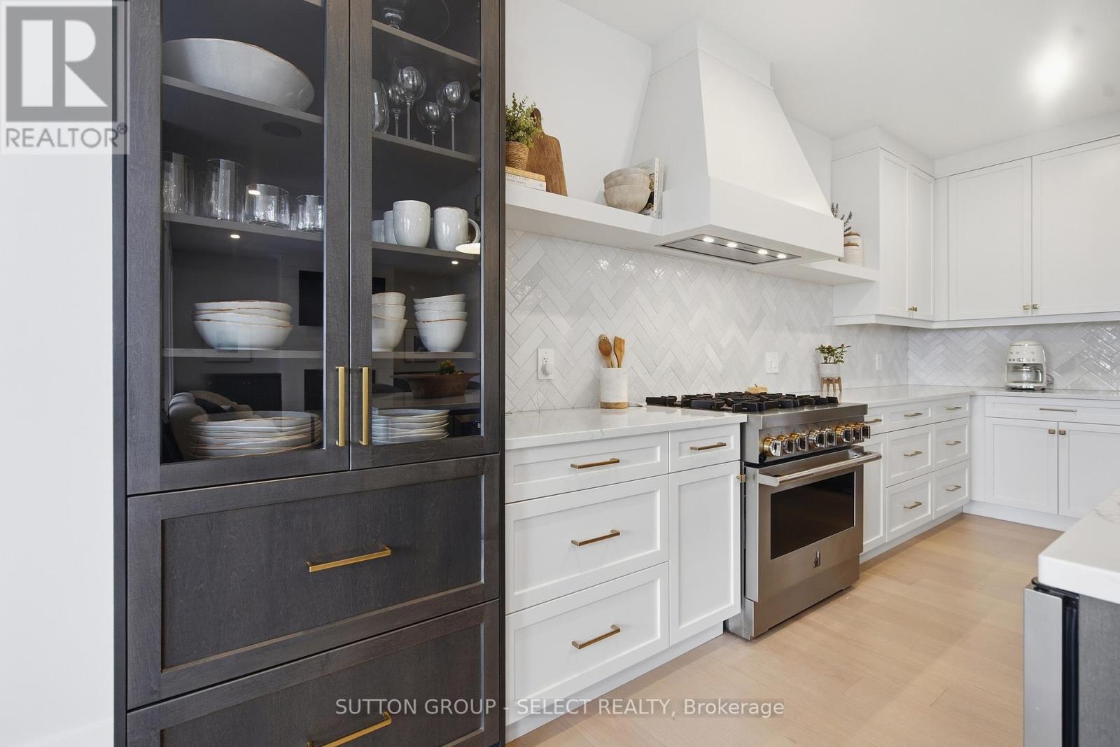 1886 Fountain Grass Drive, London South (South B), ON - Indoor Photo Showing Kitchen With Upgraded Kitchen