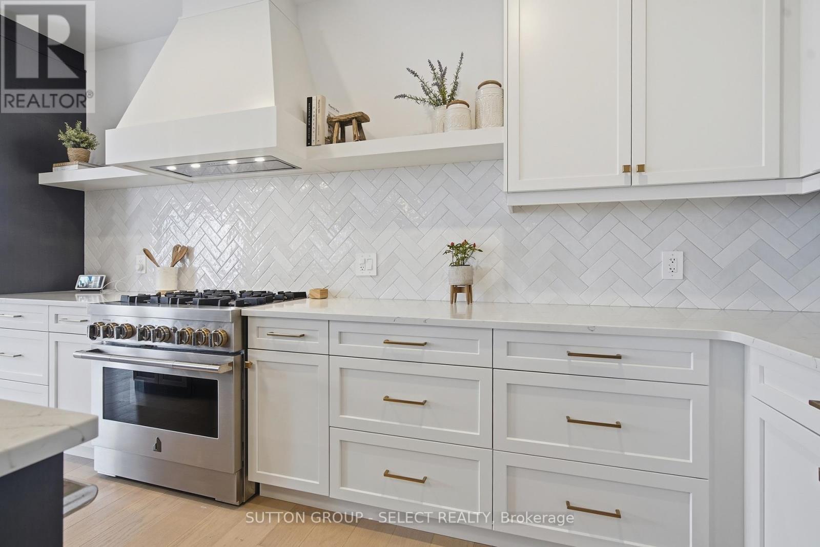 1886 Fountain Grass Drive, London South (South B), ON - Indoor Photo Showing Kitchen With Upgraded Kitchen
