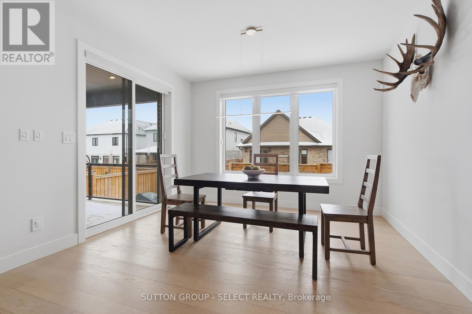 1886 Fountain Grass Drive, London South (South B), ON - Indoor Photo Showing Dining Room