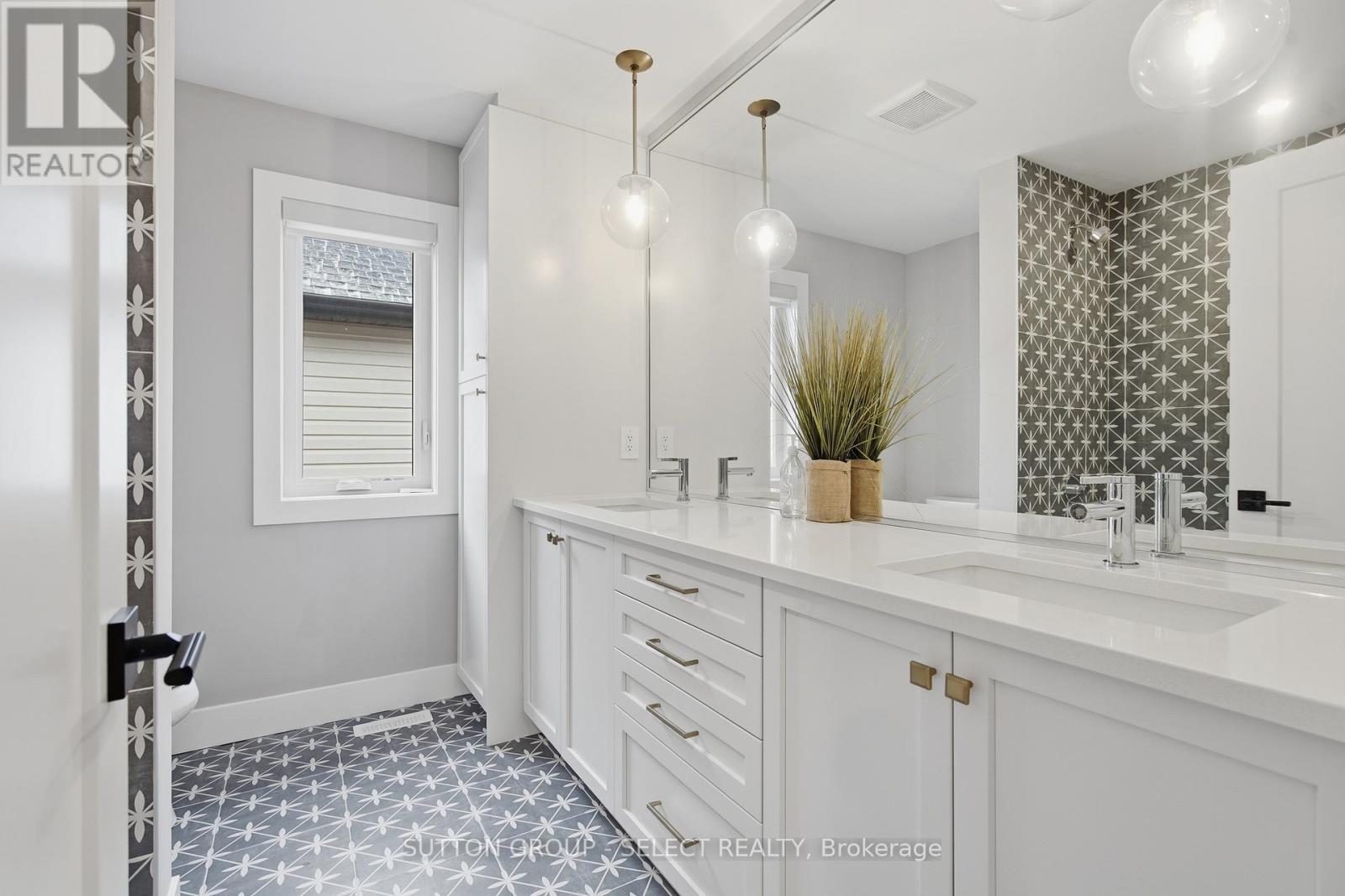 1886 Fountain Grass Drive, London South (South B), ON - Indoor Photo Showing Bathroom