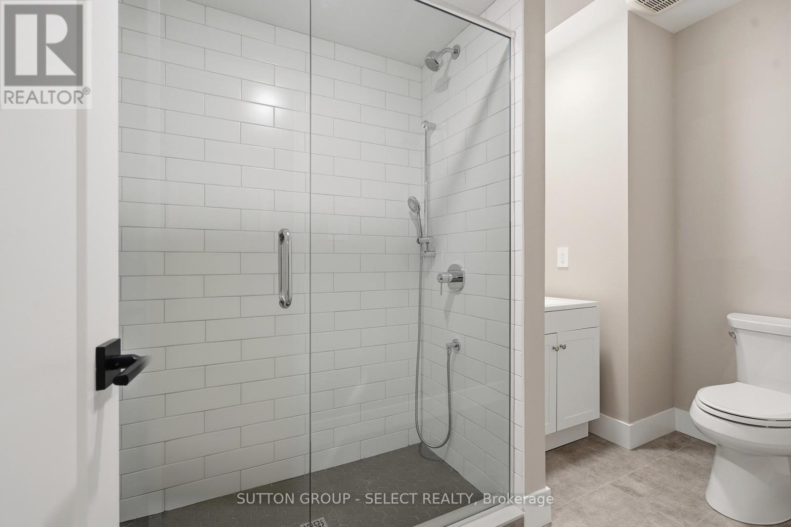 1886 Fountain Grass Drive, London South (South B), ON - Indoor Photo Showing Bathroom