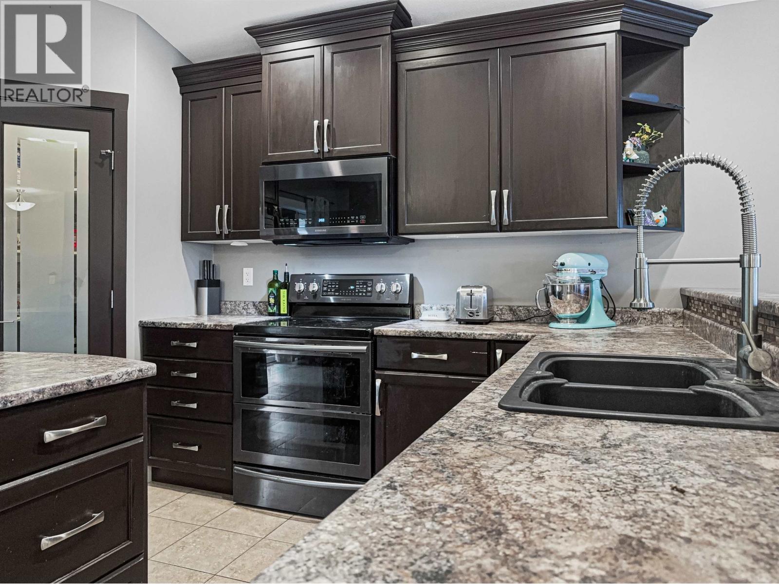 143 Eagle Crescent, Williams Lake, BC - Indoor Photo Showing Kitchen With Double Sink