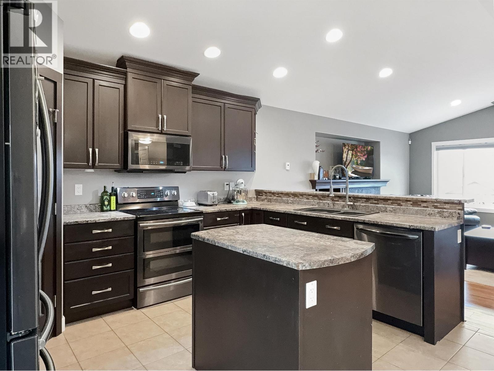 143 Eagle Crescent, Williams Lake, BC - Indoor Photo Showing Kitchen With Upgraded Kitchen