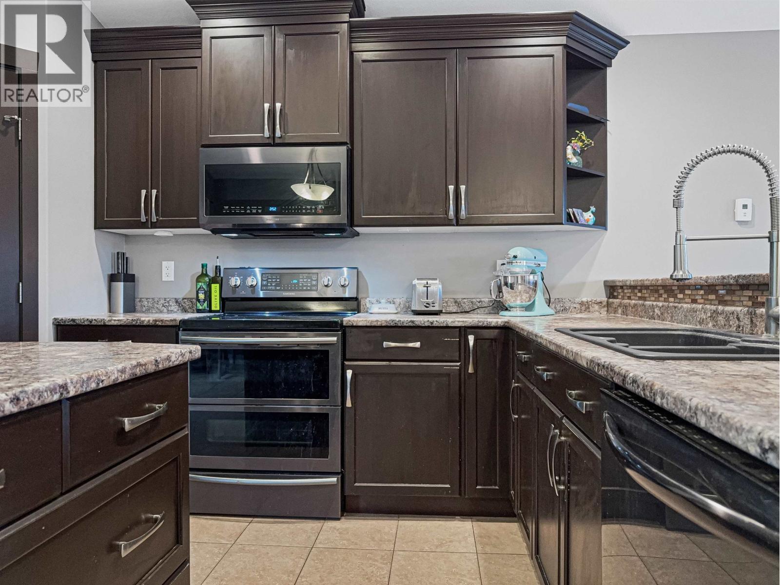 143 Eagle Crescent, Williams Lake, BC - Indoor Photo Showing Kitchen With Double Sink