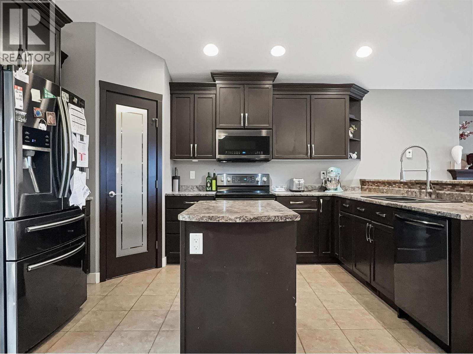 143 Eagle Crescent, Williams Lake, BC - Indoor Photo Showing Kitchen With Double Sink With Upgraded Kitchen