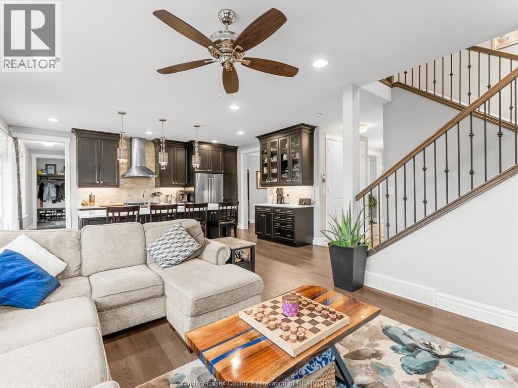 65 Augustus, Lasalle, ON - Indoor Photo Showing Living Room