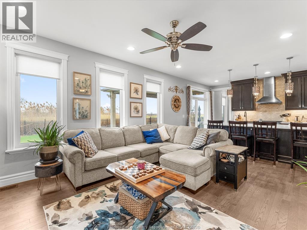 65 Augustus, Lasalle, ON - Indoor Photo Showing Living Room