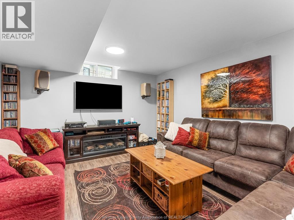 65 Augustus, Lasalle, ON - Indoor Photo Showing Living Room