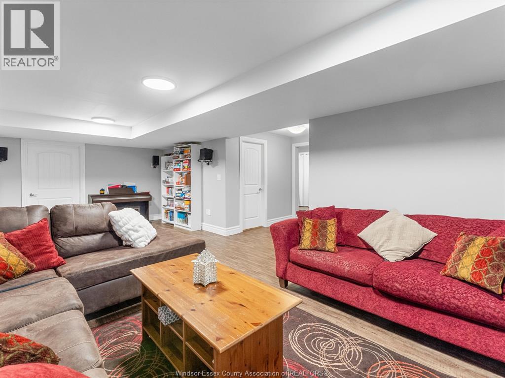 65 Augustus, Lasalle, ON - Indoor Photo Showing Living Room