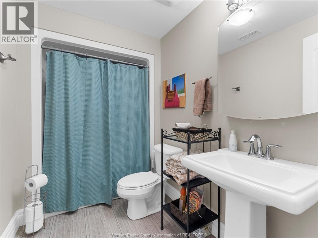 65 Augustus, Lasalle, ON - Indoor Photo Showing Bathroom