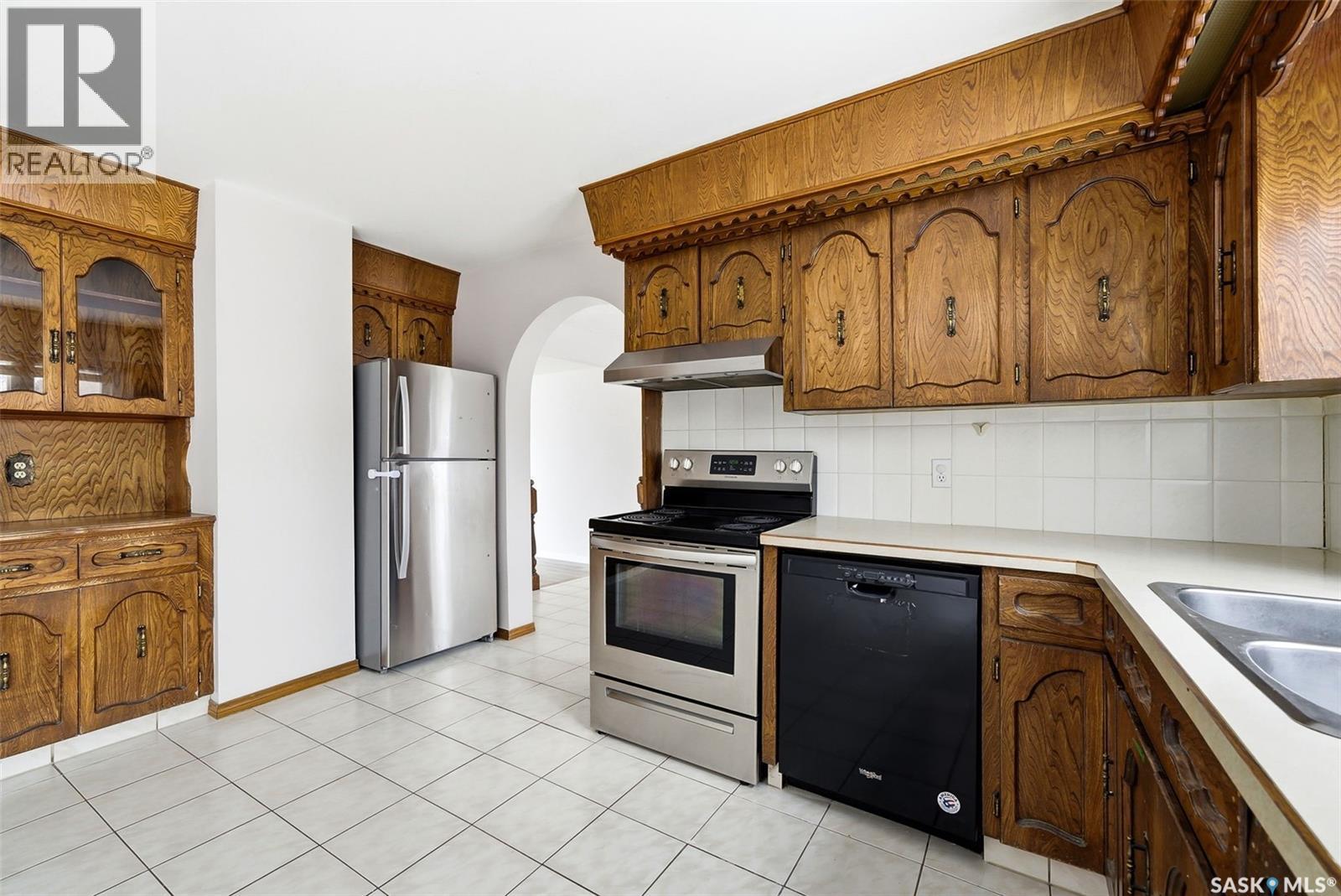 30 Dalhousie Way, Regina, SK - Indoor Photo Showing Kitchen With Double Sink