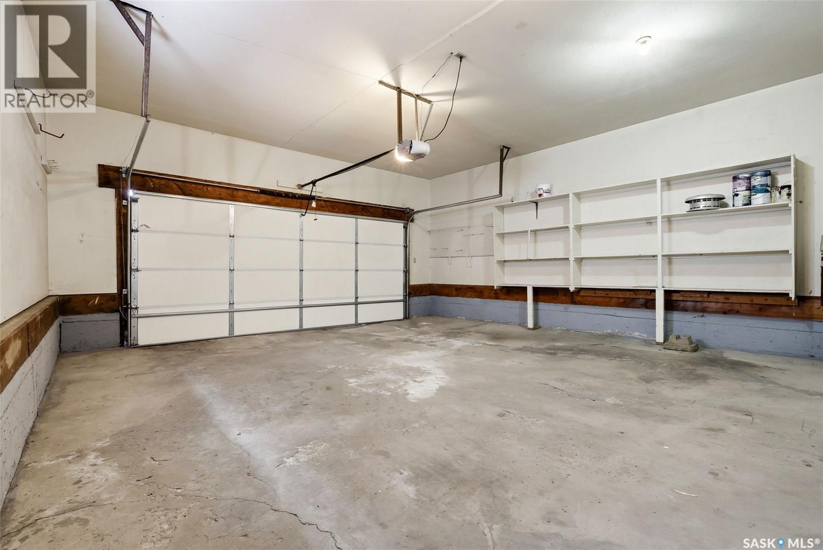 30 Dalhousie Way, Regina, SK - Indoor Photo Showing Garage