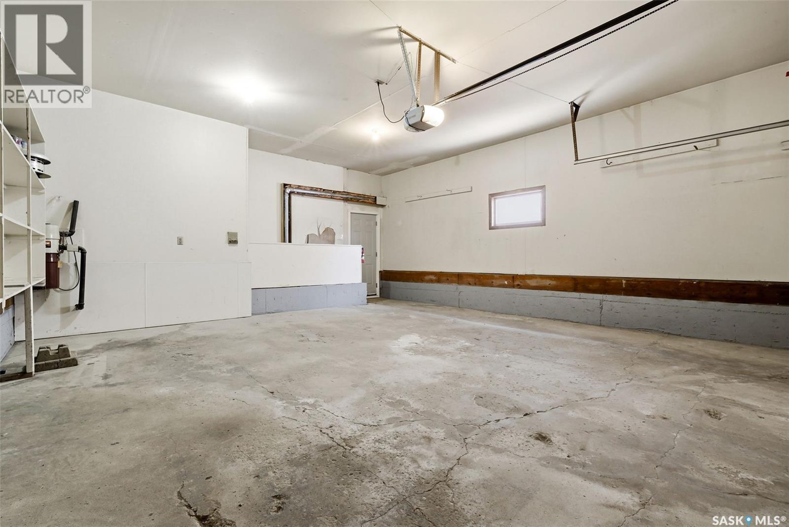 30 Dalhousie Way, Regina, SK - Indoor Photo Showing Garage