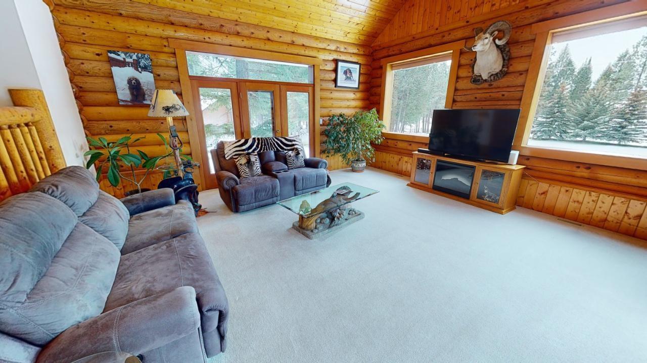 6006 Wolf Creek Road, Wasa, BC - Indoor Photo Showing Living Room