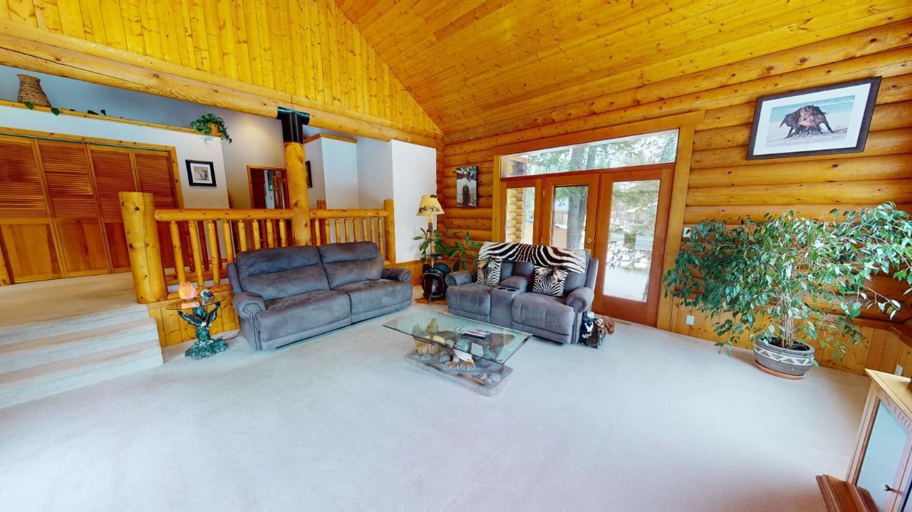6006 Wolf Creek Road, Wasa, BC - Indoor Photo Showing Living Room