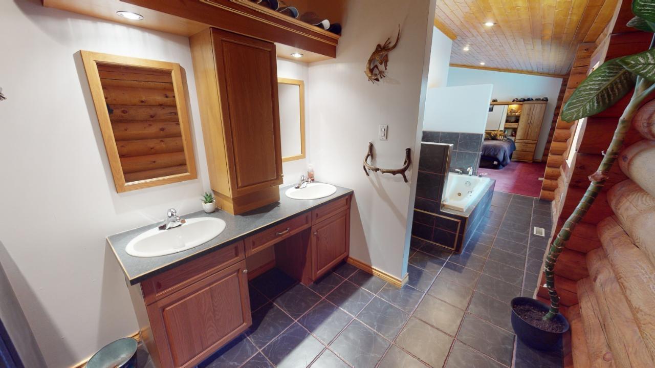 6006 Wolf Creek Road, Wasa, BC - Indoor Photo Showing Bathroom