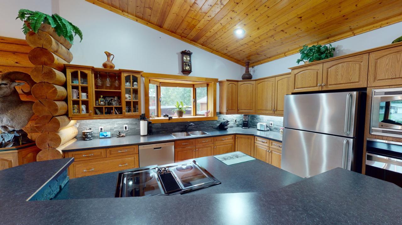 6006 Wolf Creek Road, Wasa, BC - Indoor Photo Showing Kitchen With Double Sink