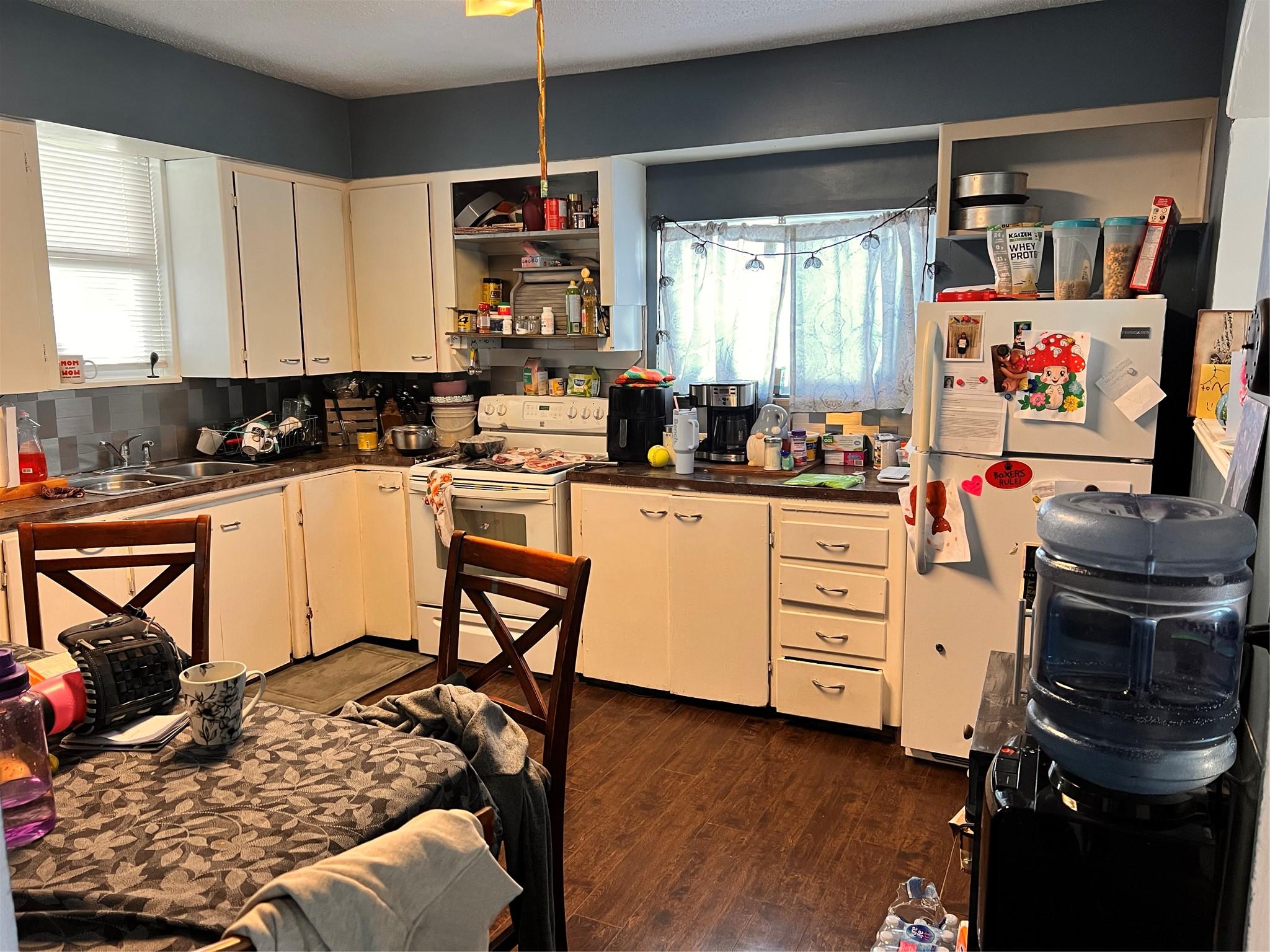 123 13Th Avenue, Cranbrook, BC - Indoor Photo Showing Kitchen With Double Sink