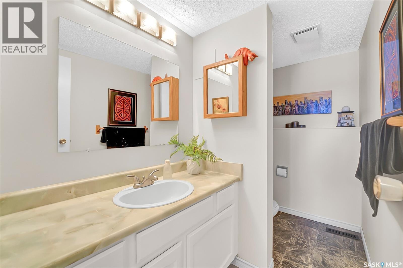 703 Candle Court, Saskatoon, SK - Indoor Photo Showing Bathroom