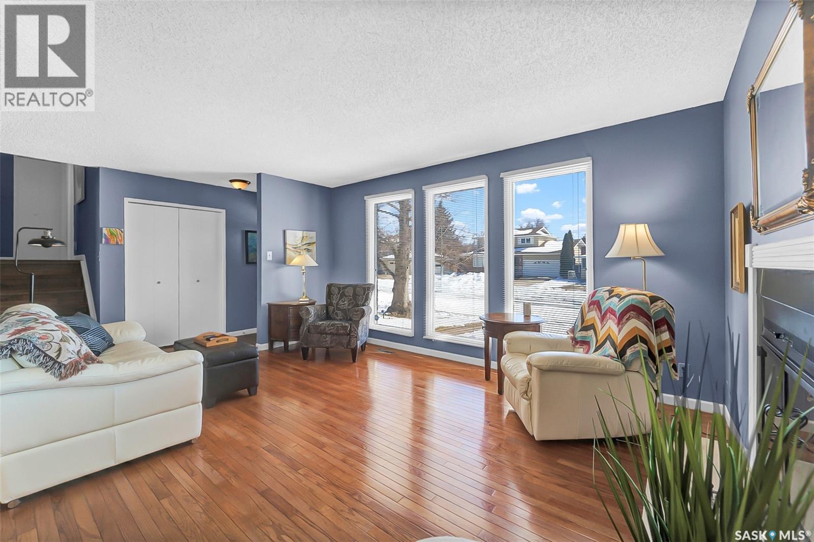 703 Candle Court, Saskatoon, SK - Indoor Photo Showing Living Room