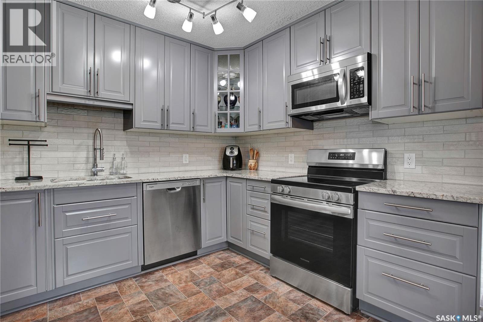 119 Spinks Drive, Saskatoon, SK - Indoor Photo Showing Kitchen With Upgraded Kitchen