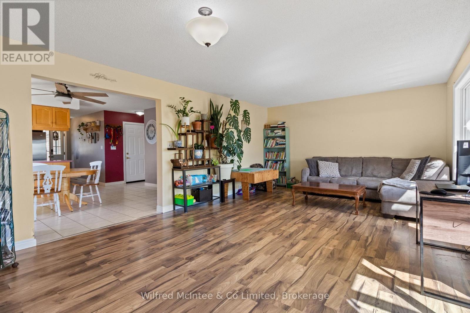 59 Dales Drive, Mapleton, ON - Indoor Photo Showing Living Room