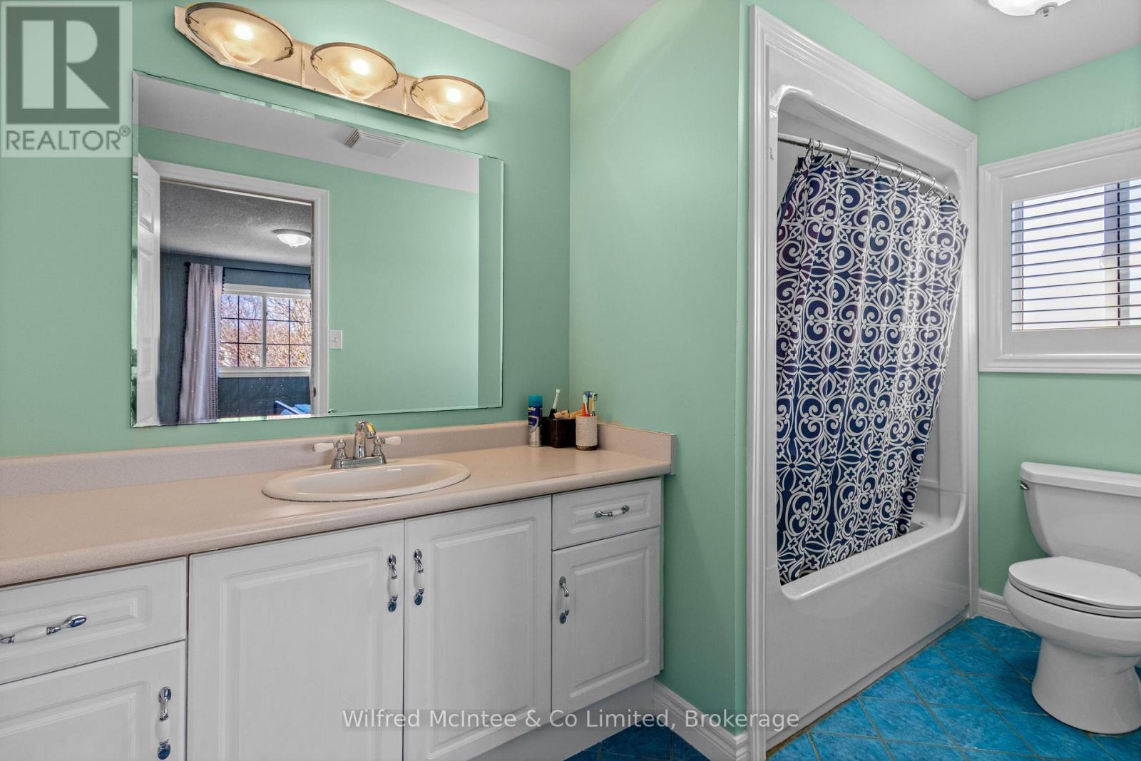 59 Dales Drive, Mapleton, ON - Indoor Photo Showing Bathroom