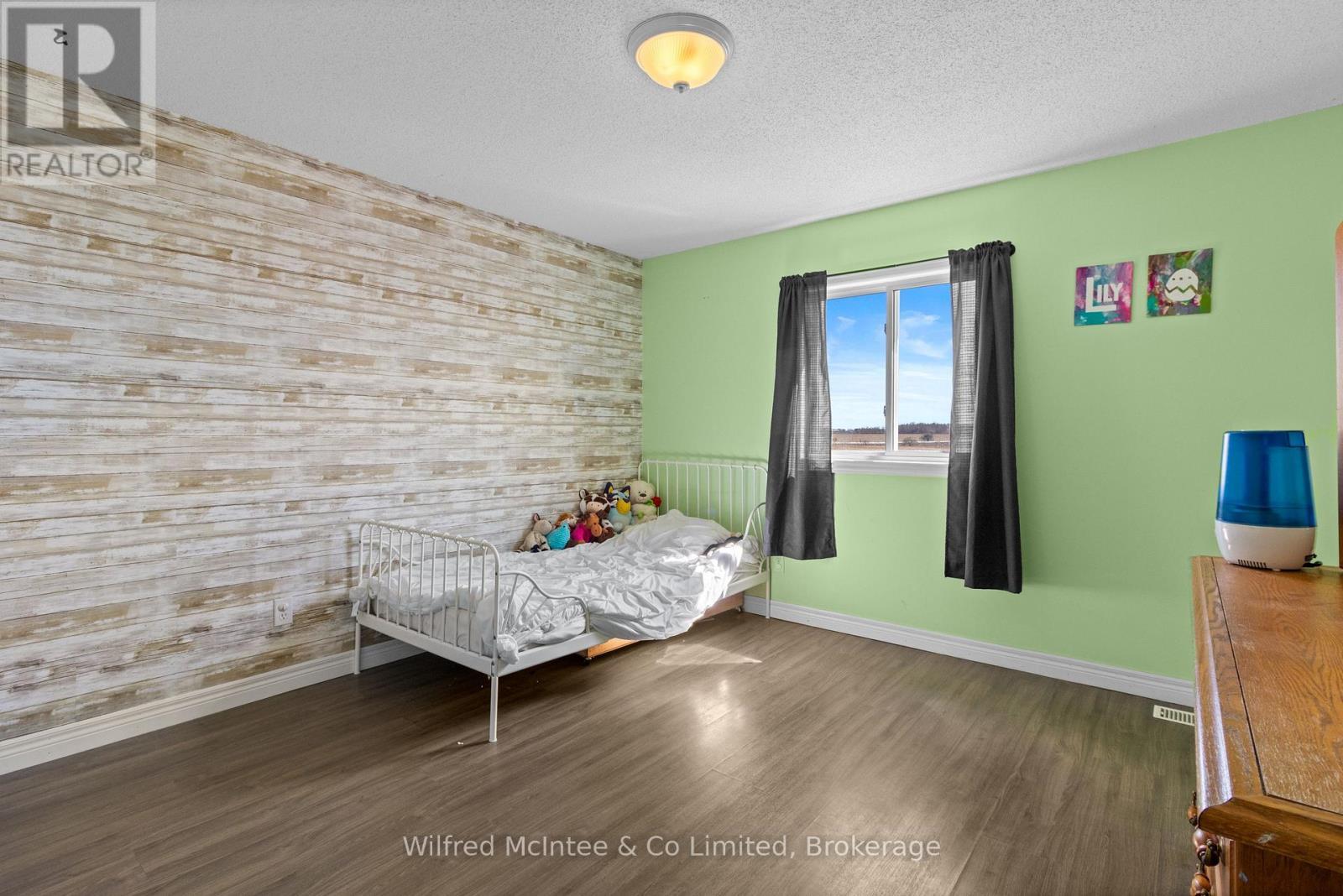 59 Dales Drive, Mapleton, ON - Indoor Photo Showing Bedroom