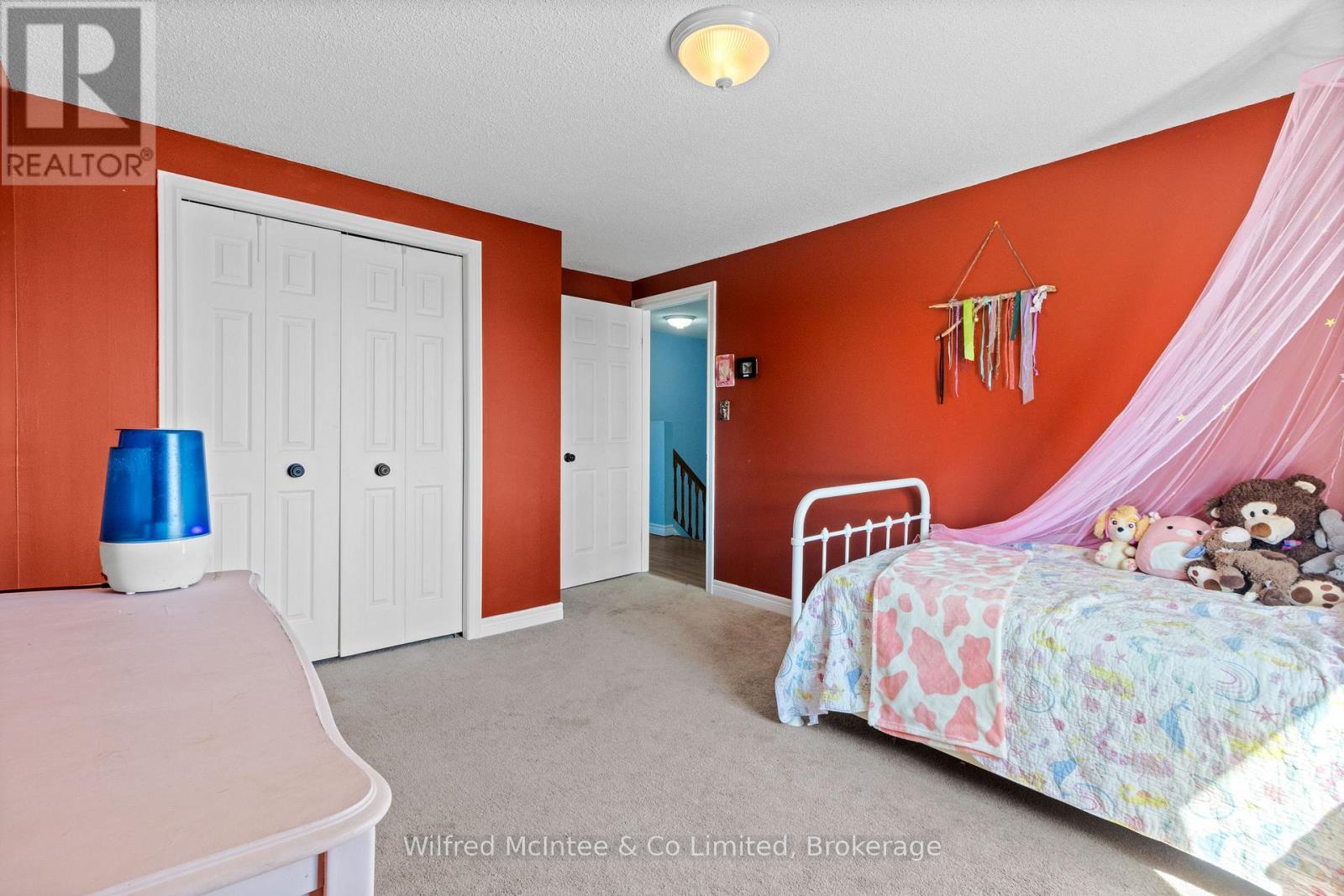 59 Dales Drive, Mapleton, ON - Indoor Photo Showing Bedroom