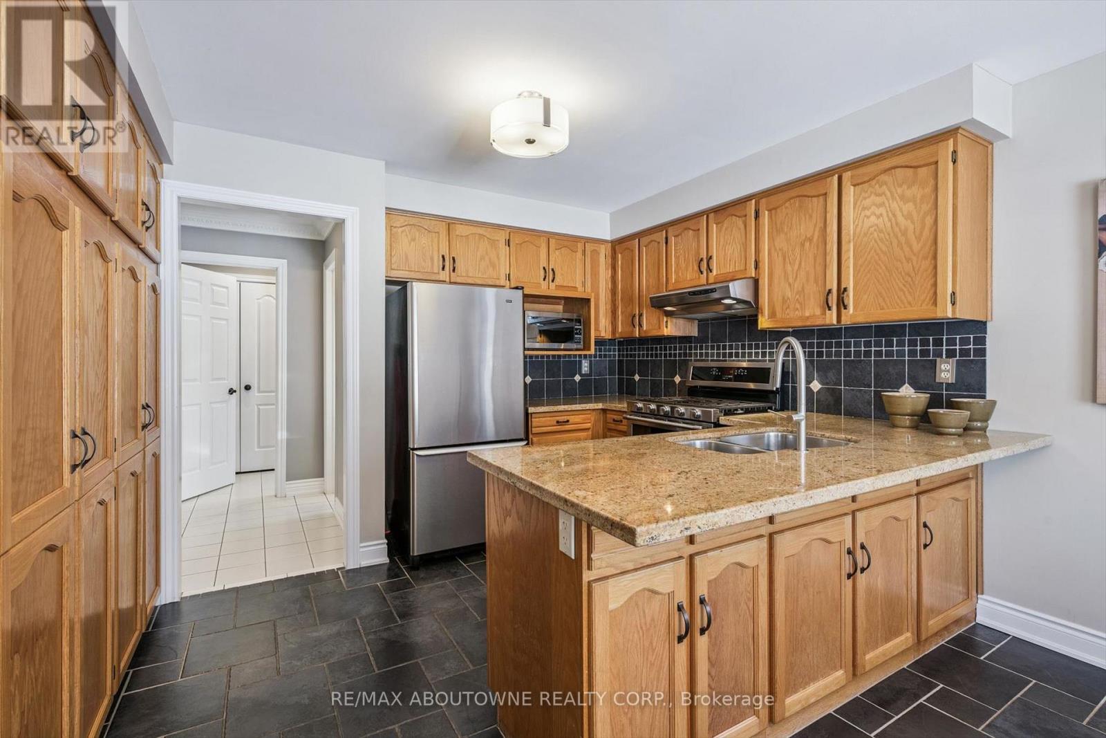 2421 Hargood Place, Mississauga, ON - Indoor Photo Showing Kitchen With Double Sink